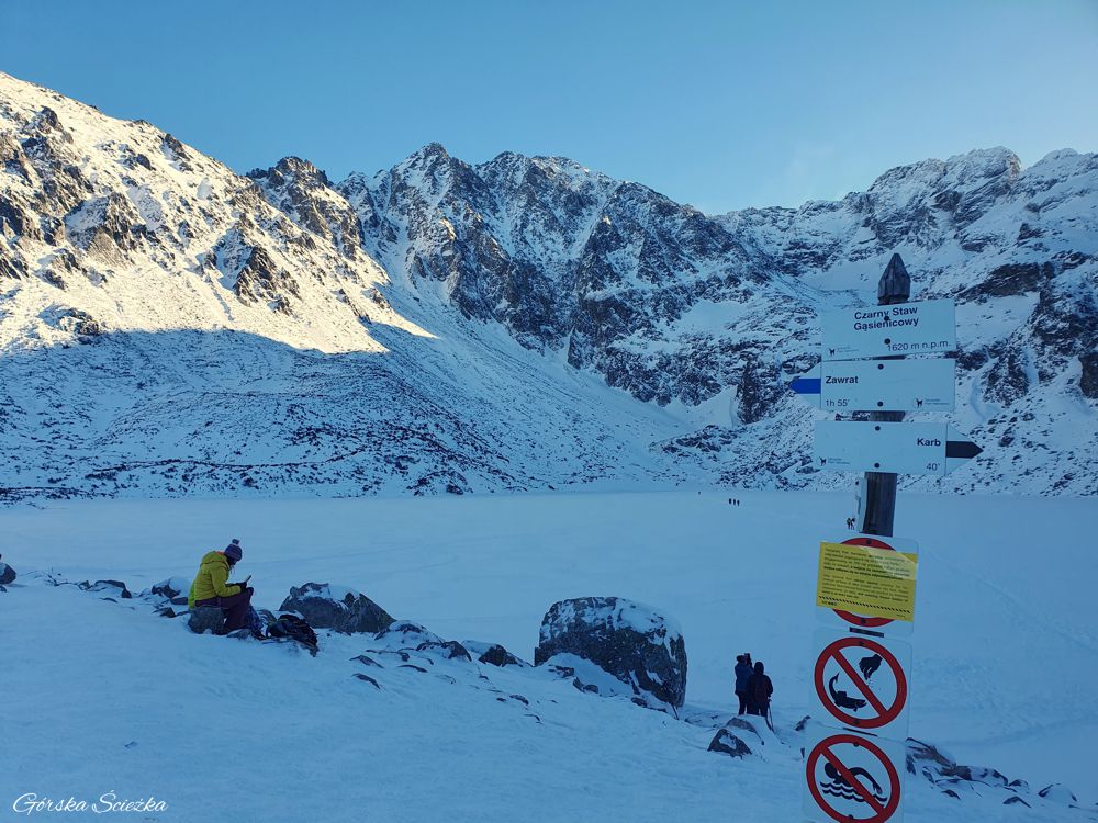 Czarny Staw Gąsienicowy: Tabliczka z nazwą stawu