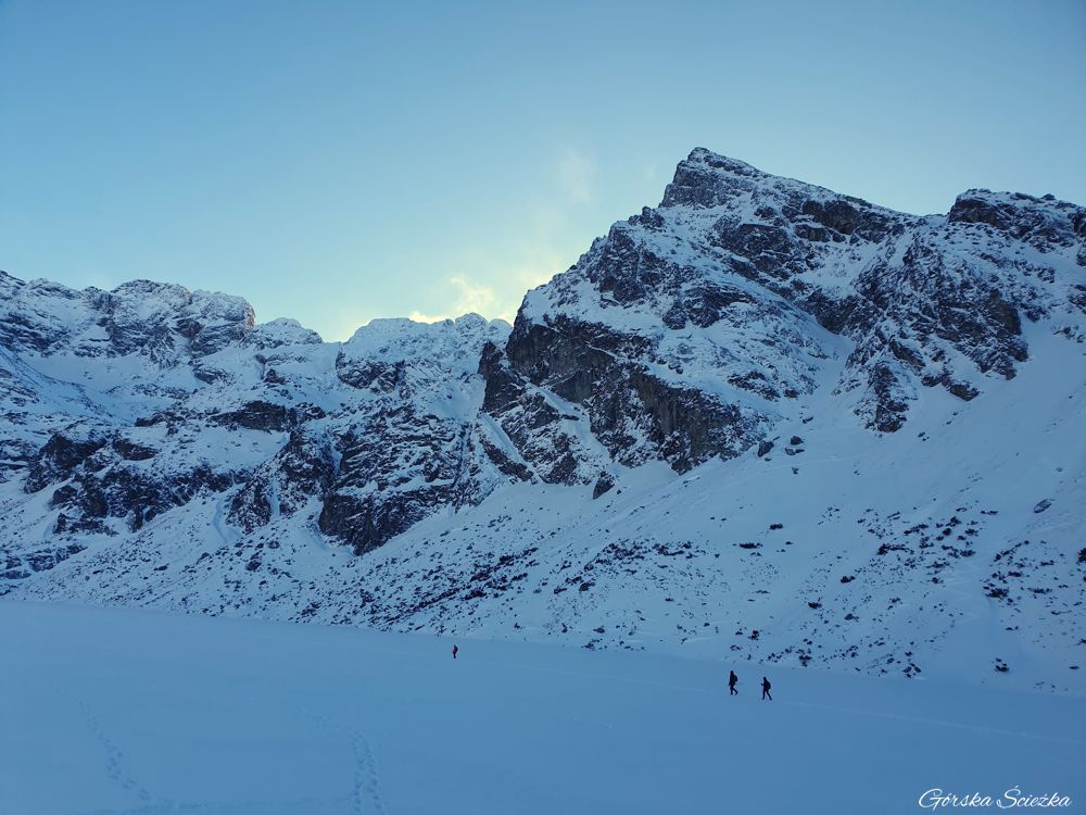Czarny Staw Gąsienicowy: Widok w stronę Karbu i Kościelca