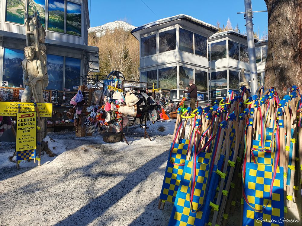 Hrebienok: Wypożyczalnia sanek i sklep z pamiątkami