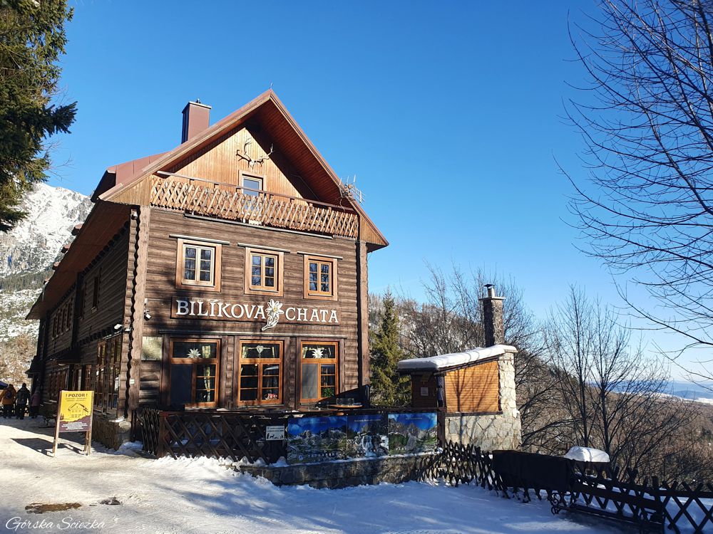 Łomnicki Staw zimą: Bilikova Chata przy szlaku zielonym