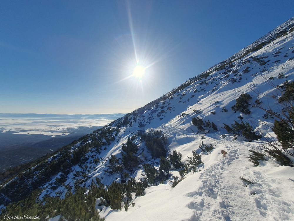 Łomnicki Staw zimą: Fragment szlaku czerwonego