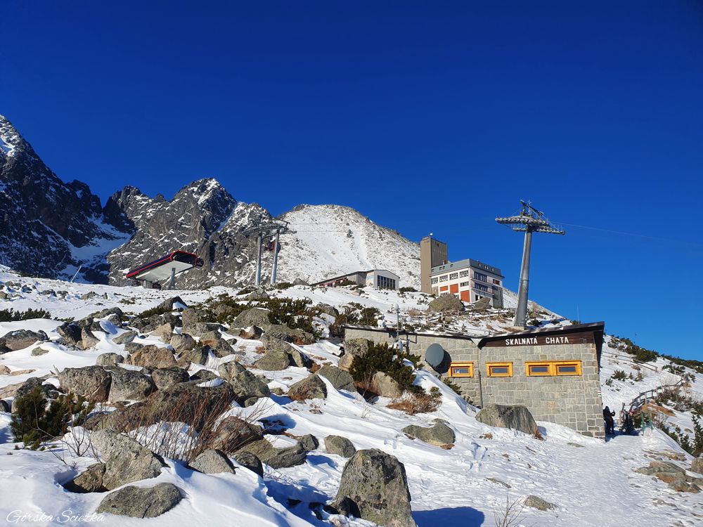 Łomnicki Staw zimą: Skalnata Chata przed Łomnickim Stawem