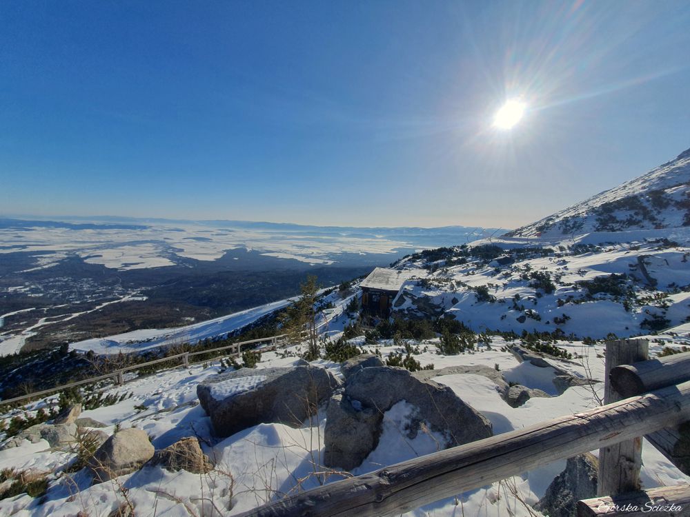 Łomnicki Staw zimą: Widok z końcowego podejścia szlakiem czerwonym
