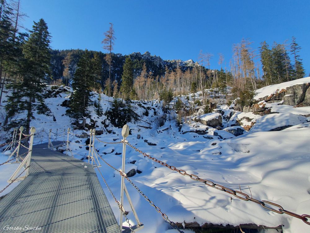 Łomnicki Staw zimą: Kładka przy Wielkim Wodospadzie