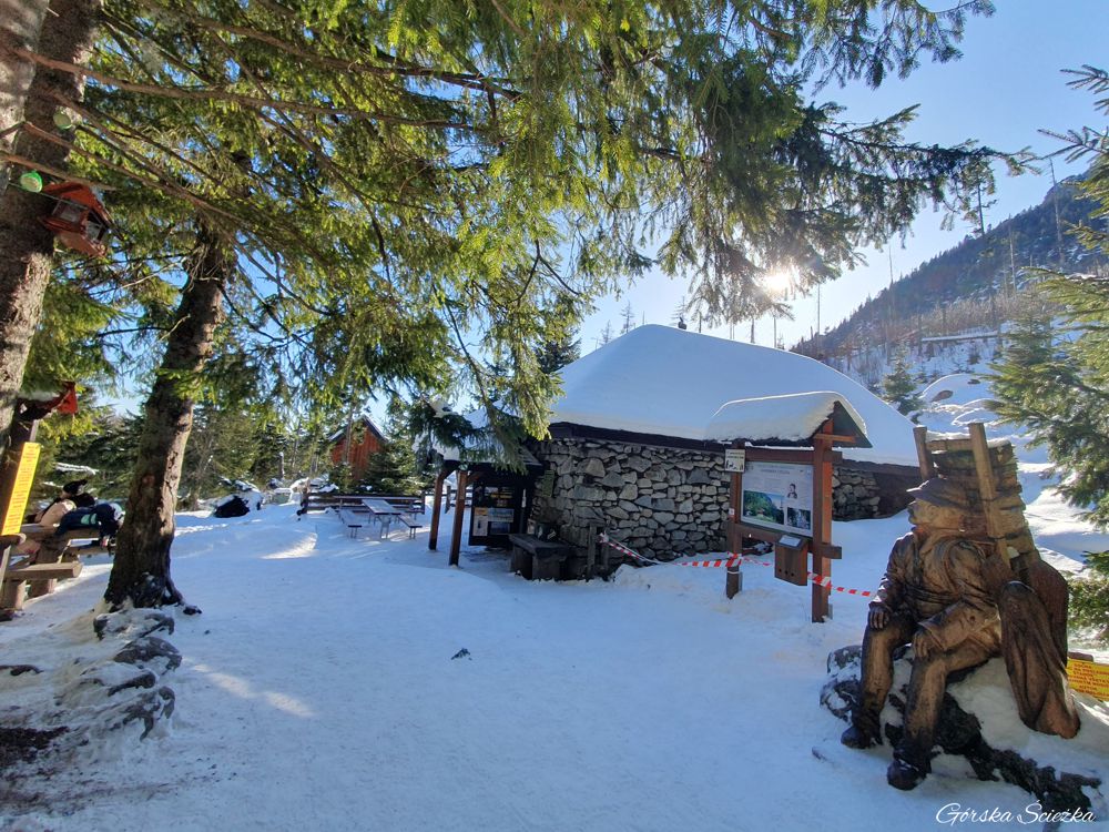 Łomnicki Staw zimą: Rainerova Chata powyżej wodospadów