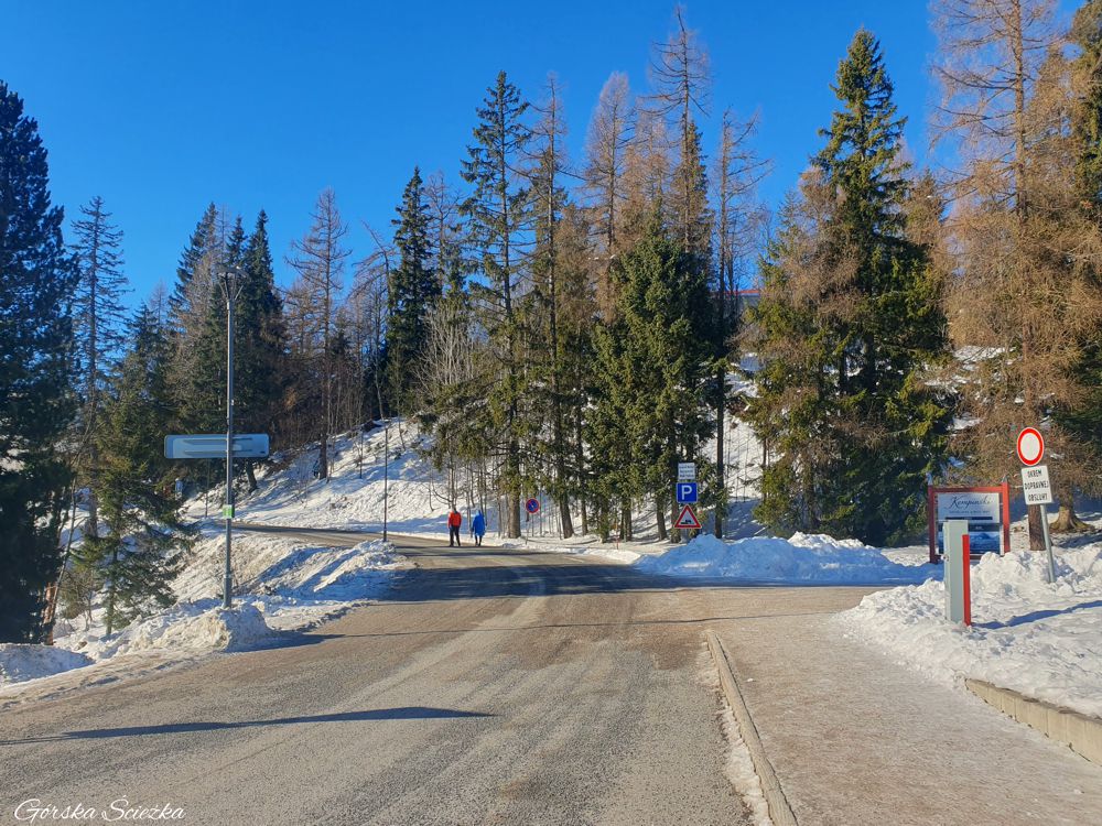 Szczyrbskie Jezioro: Droga asfaltowa kierująca do jeziora