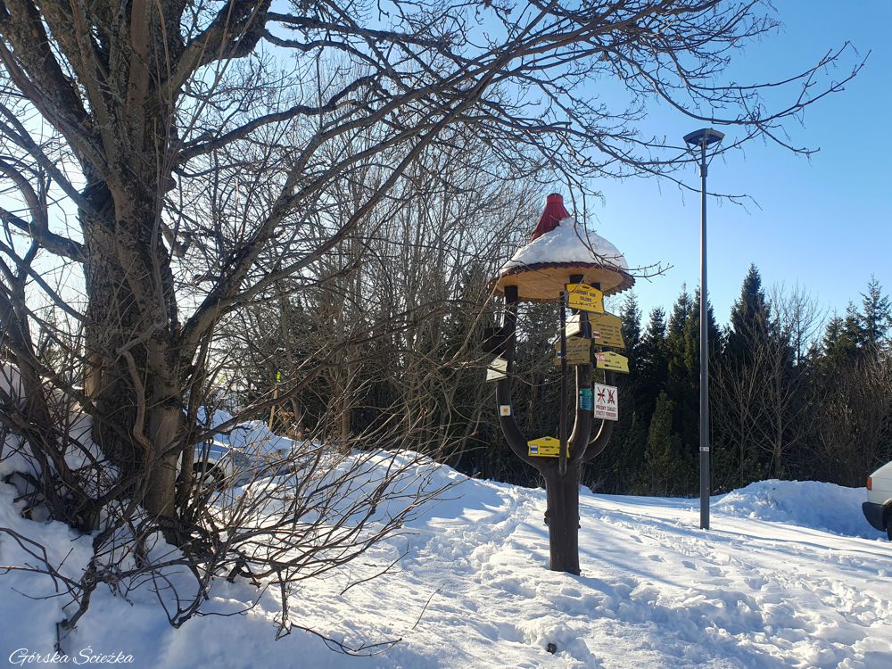 Szczyrbskie Jezioro: Skrzyżowanie dróg z odejściem trasy do jeziora