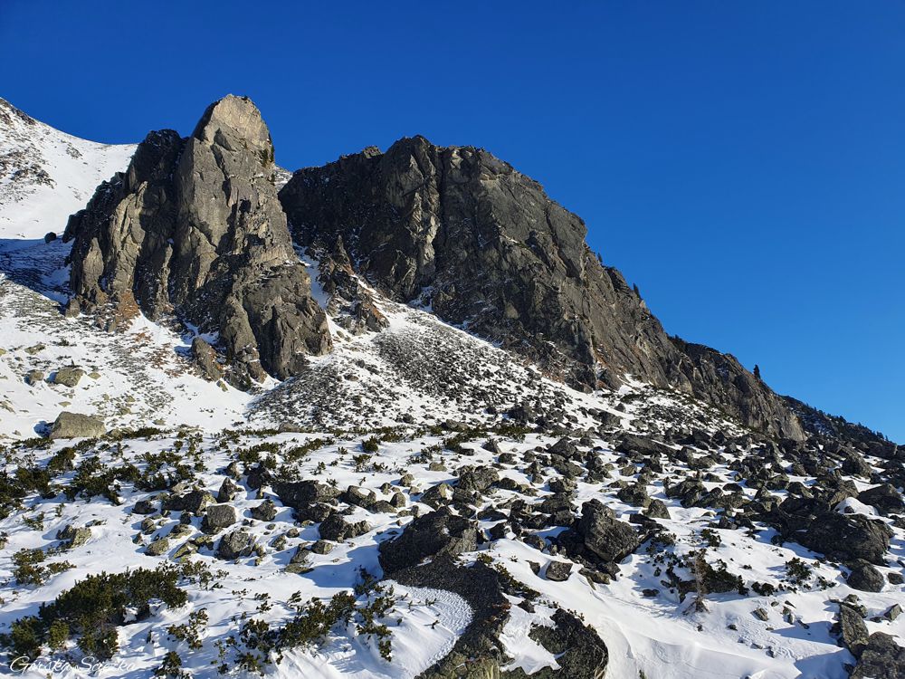 Wodospad Skok: Widok na Grań Baszt przy końcu szlaku